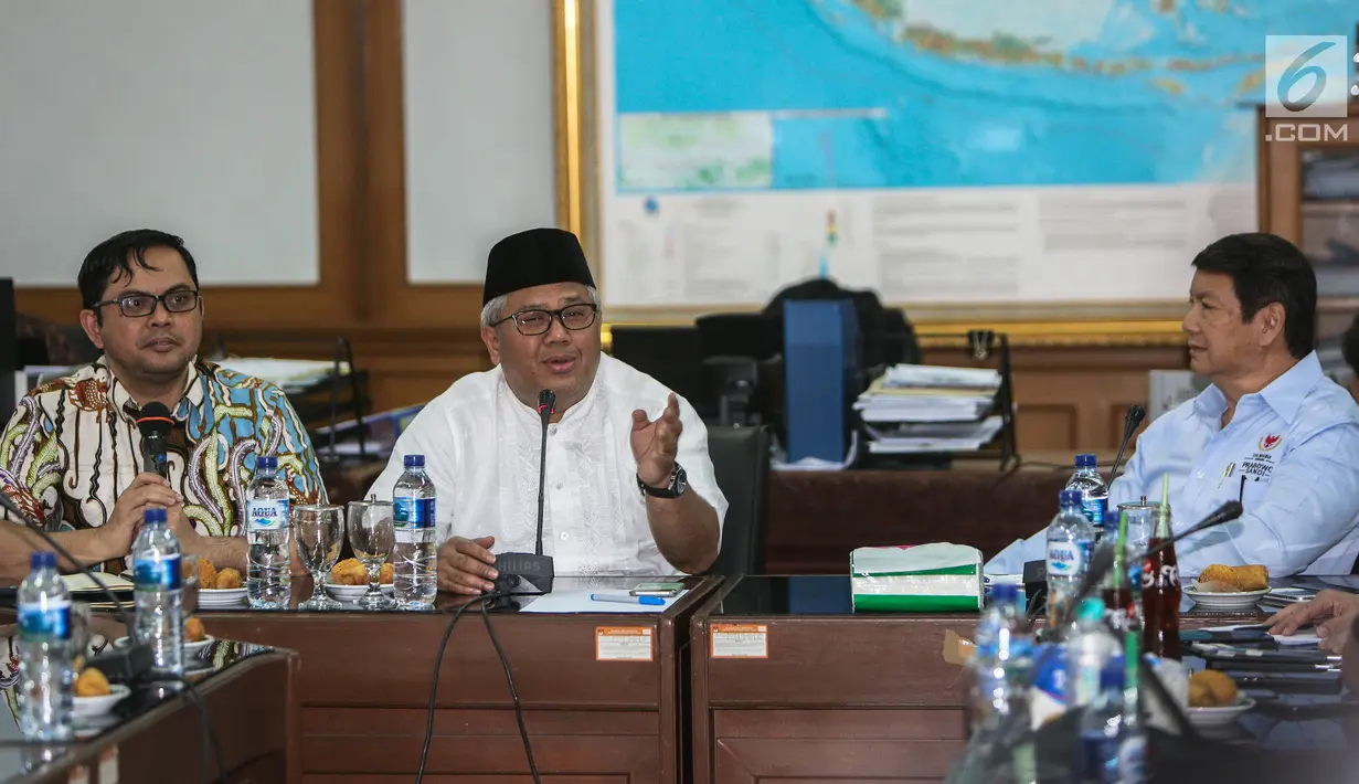 Direktur Komunikasi dan Media Badan Pemenangan Nasional (BPN) Prabowo-Sandi, Hashim Djojohadikusumo (kanan) berbincang dengan Ketua KPU Arief Budiman di Kantor KPU, Jakarta, Jumat (29/3). Kedatangan BPN tersebut untuk membahas terkait laporan permasalahan DPT. (Liputan6.com/Faizal Fanani)