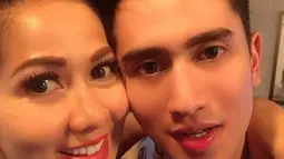 Kakak Athalla Naufal ini memang dekat dengan ibundanya. Ia selalu berusaha menjadi anak yang bisa dibanggakan oleh ibunya. Tak heran, jika Verrell kini banting tulang di dunia hiburan demi bisa membuat sang ibu bangga. (Liputan6.com/bramastavrl)