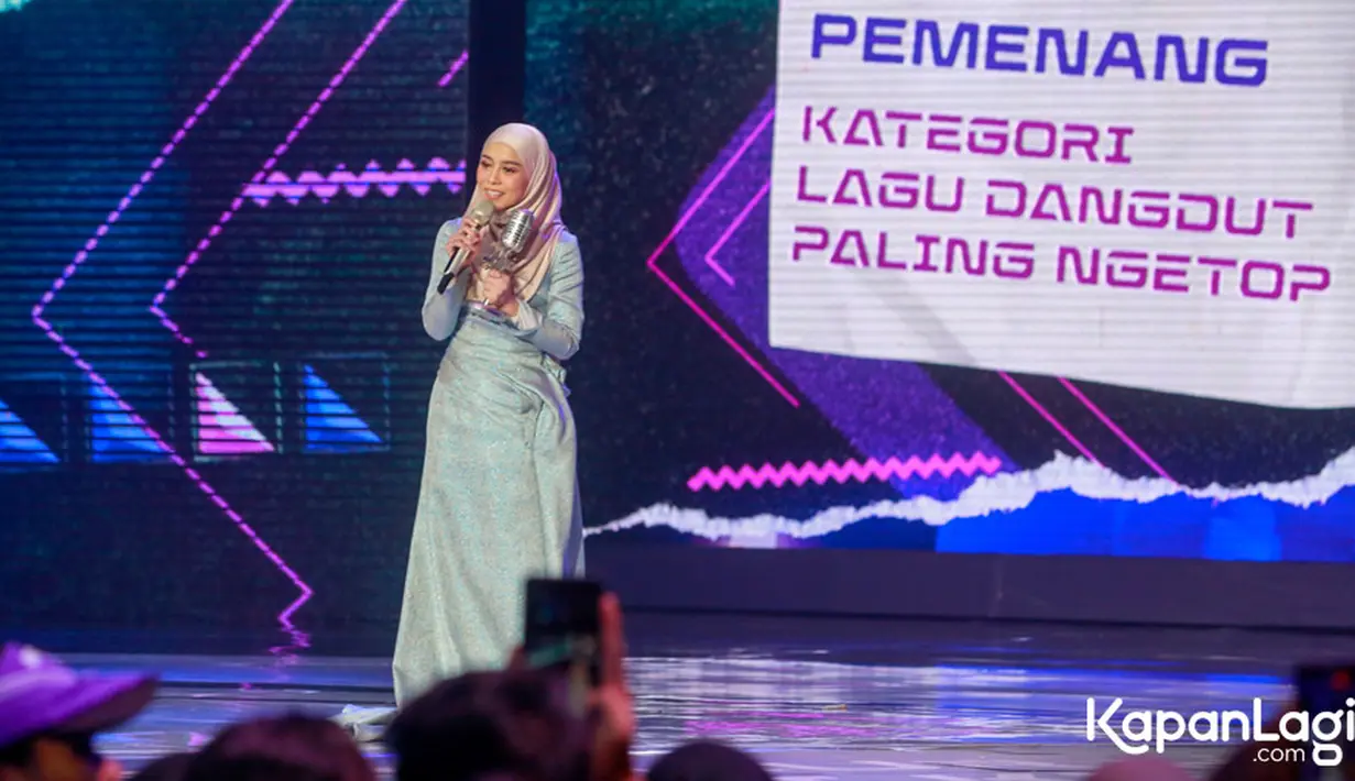 Penyanyi dangdut Lesti Kejora memboyong empat penghargaan setelah vakum karea KDRT. Lesti Kejora meraih empat penghargaan dalam kategori Video Klip Paling Ngetop dan Lagu Dangdut Paling Ngetop untuk lagunya yang berjudul 'Sekali Seumur Hidup'.  [Foto: Muhammad Akrom Sukarya/© KapanLagi.com]