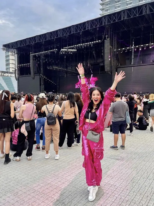Gaya Nindy Ayunda Menyaksikan Konser Blackpink di Thailand, credit: (@nindyayunda)