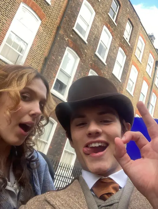 Louis Partridge yang berperan sebagai Tewkesbury juga mengunggah momen bersama Millie Bobby Brown di akun Instagram pribadinya. Momen kebersamaan keduanya ini pun tak lepas dari sorotan netizen. (Liputan6.com/IG/@louispartridge_)