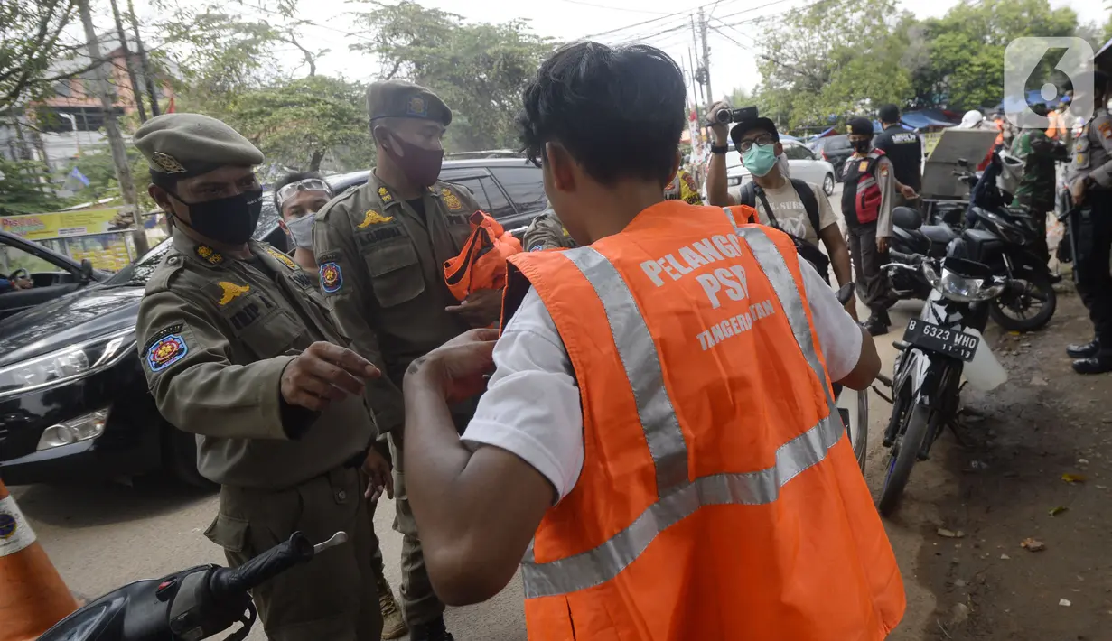 Petugas Satpol PP menghukum warga pelanggar PSBB yang terjaring Operasi Yustisi di BSD, Tangerang Selatan, Banten, Rabu (16/9/2020). Tangerang Selatan sebagai kota penyangga Ibu Kota ikut melakukan pengetatan PSBB karena peningkatan kasus Covid-19. (merdeka.com/Dwi Narwoko)