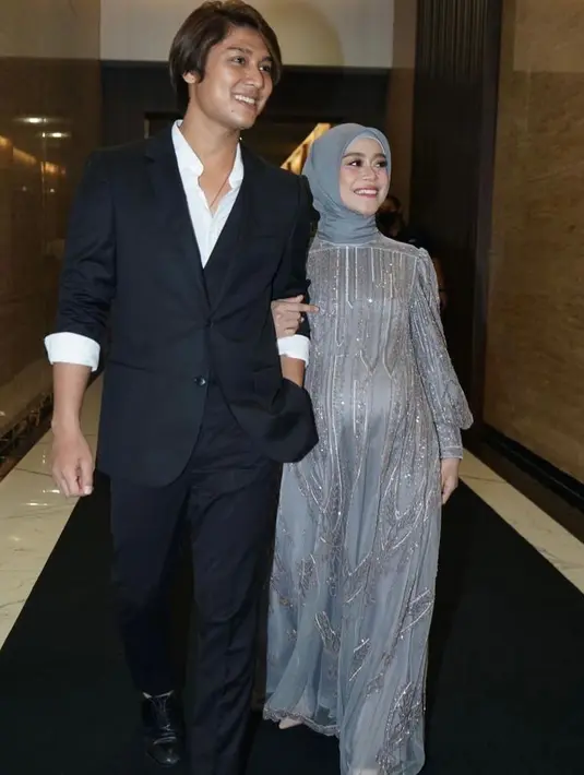 Bumil bisa juga kenakan loose dress seperti Lesti Kejora ini. Dress dengan aksen tulle dan bordiran silver, serta pola vertikal ini semakin menambah kesan mewah. (Instagram/lestykejora).