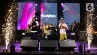 Pada hari pertama, KapanLagi Buka Bareng 2023 telah sukses digelar dan dipadati oleh begitu banyak pengunjung. Acara dimeriahkan oleh live perfomance dari V1rst dan Un1ty, Fajar Sadboy feat. JC Squad, dan Guyon Waton. (Liputan6.com/Herman Zakharia)