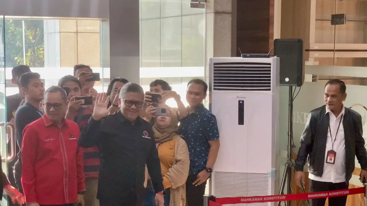 Tim hukum dari Tim Pemenangan Nasional (TPN) Ganjar Pranowo dan Mahfud Md, tiba di Mahkamah Konstitusi (MK) pada Sabtu (23/3/2024) (Liputan6.com/Delvira Hutabarat)
