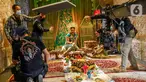Pemain memerankan Serial Musikal Nurbaya yang diadaptasi dari novel Sitti Nurbaya: Kasih Tak Sampai di salah satu studio di Jakarta, Senin (28/06/2021). Serial Musikal yang dipersembahkan www.indonesiakaya dikemas dalam program online terbaru di kanal YouTube IndonesiaKaya. (Liputan6.com/HO/ID)