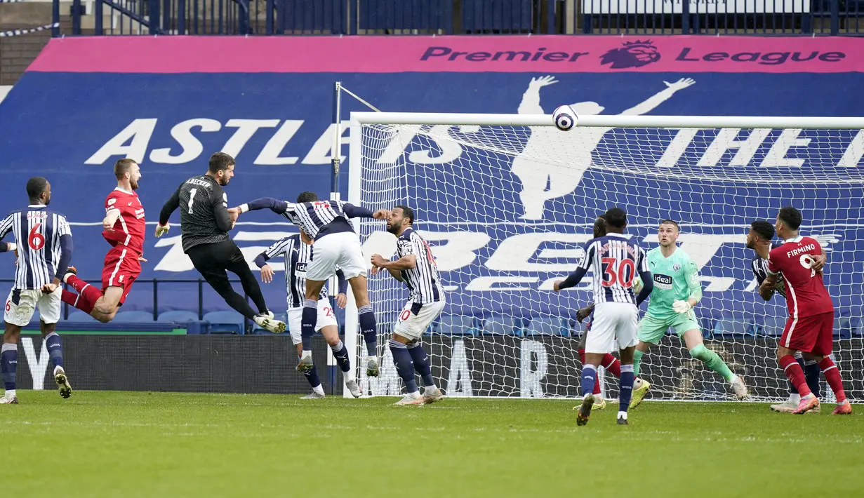 Kiper Liverpool, Alisson Becker, mencetak gol ke gawang West Bromwich Albion dengan tandukan kepalanya pada laga Liga Inggris di Stadion the Hawthorns, Minggu (16/5/2021). Liverpool menang dengan skor 2-1. (Tim Keeton/Pool via AP)
