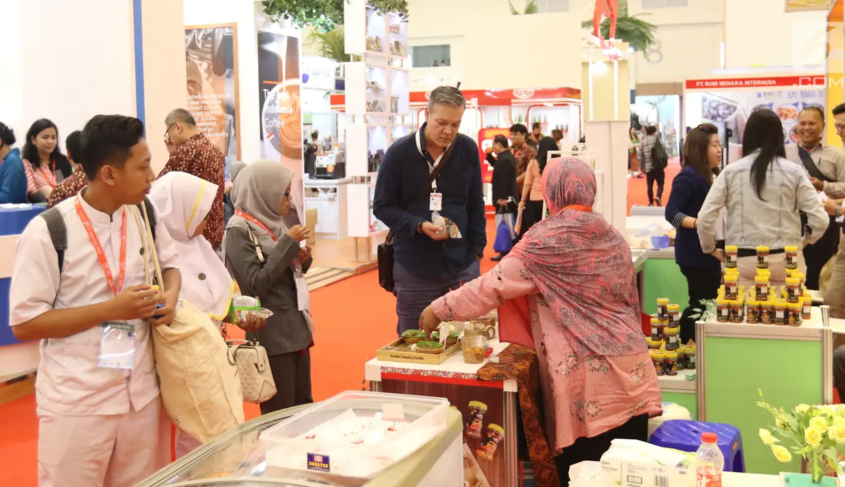 Pengunjung melihat prodak yang di pamerkan dalam Trade Expo Indonesia 2018 di ICE BSD, Kamis (25/10).Pameran ini dihadiri lebih dari 20.000 pengunjung termasuk para pengusaha dari berbagai negara. (Liputan6.com/Angga Yuniar)