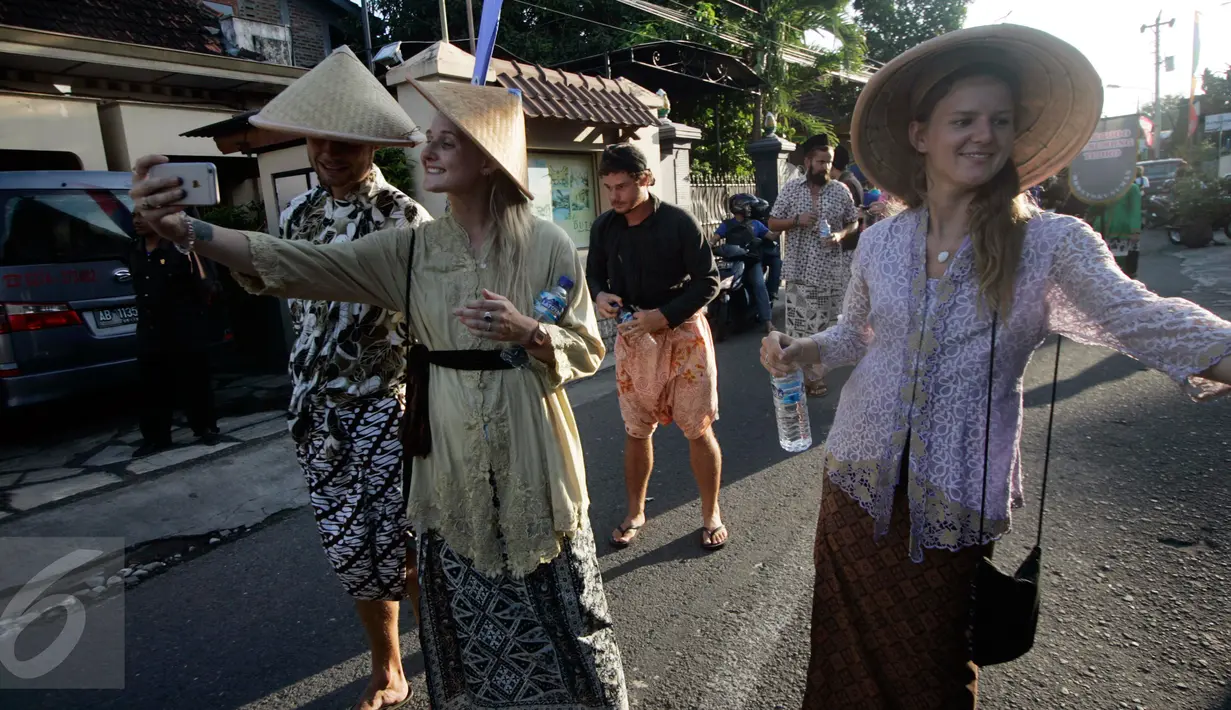 Wisatawan asing berselfie dengan mengenakan kebaya dan batik di ferstival Prawirotaman,Yogyakarta, (4/6).Festival di selenggarakan untuk menarik minat kunjungan wisatawan domestik maupun mancanegara.(Boy Harjanto)