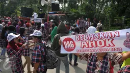 Seorang pendukung Ahok membentangkan spanduk saat mengawal sidang di Kementerian Pertanian, Jakarta, Selasa (25/4). Dalam Sidang yang beragendakan pembacaan pledoi peserta tetap setia dan semangat sambil berjoget.(Liputan6.com/Helmi Afandi)