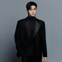 Melihat pesona Kim Soo Hyun yang jadi brand ambassador Prada (Prada)