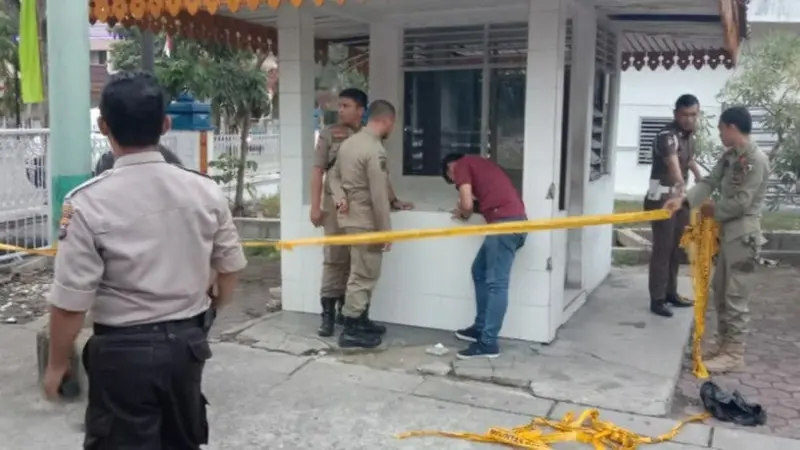 Pos jaga Kantor Satpol PP Pekanbaru yang dilempar molotov oleh dua pria tak dikenal.