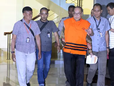 Tersangka pemegang Johannes Budisutrisno Kotjo usai menjalani pemeriksaan dan menuju mobil tahanan di Gedung KPK Jakarta, Sabtu (14/7). KPK resmi menahan Johannes terkait dugaan suap proyek pembangunan PLTU Riau-1.(Liputan6.com/Johan Tallo)