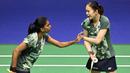 Ganda putri Malaysia, Pearly Tan (kanan) dan Thinaah Muralitharan saling menyemangati saat menghadapi wakil Indonesia, Apriyani Rahayu/Siti Fadia Silva Ramadhanti pada laga final ganda putri Hong Kong Open 2023 di Hong Kong Coliseum, Minggu (17/9/2023) siang WIB. (AFP/Peter Parks)