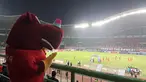 Maskot Piala Dunia U-17 2023, Bacuya ikut memeriahkan laga lanjutan BRI Liga 1 2023/2024 antara Persija Jakarta melawan Barito Putera di Stadion Patriot Candrabhaga, Bekasi, Sabtu (07/10/2023). (Bola.com/Muhammad Adi Yaksa)