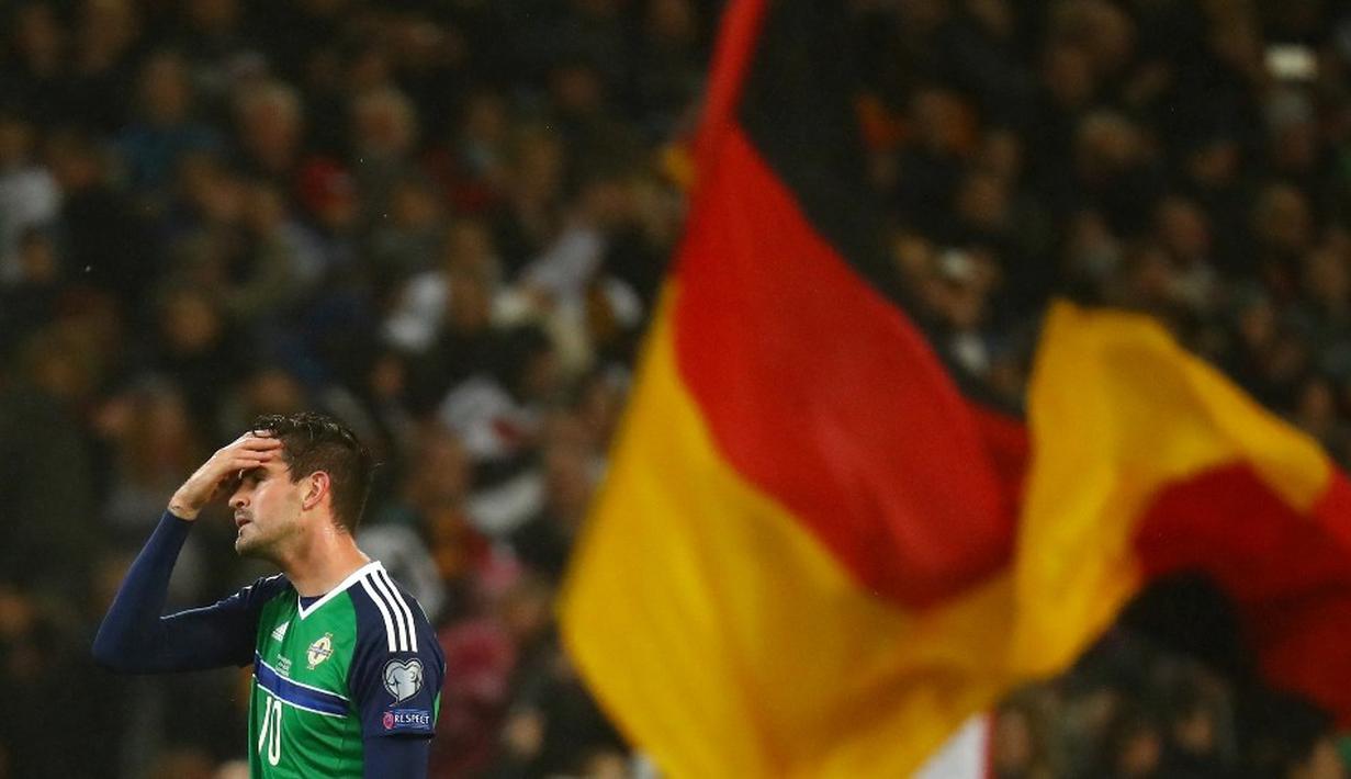 Kekecewaan pemain Irlandia Utara, Kyle Lafferty, setelah kalah dari Jerman pada laga Grup C Kualifikasi Piala Dunia 2018 zona Eropa, di HDI-Arena, Hanover, Rabu (12/10/2016) dini hari WIB. (Reuters/Kai Pfaffenbach)