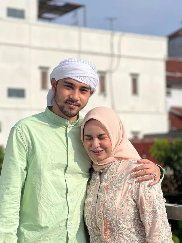 Potret mesra Achmad Megantara dan istri