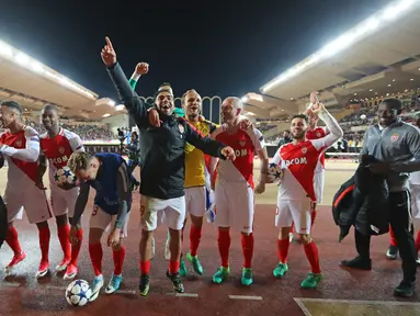Pemain AS Monaco melakukan selebrasi usai berhasil menaklukkan Borussia Dortmund pada laga  leg kedua babak perempat final yang berlangsung di Stade Louis II, Rabu (19/4/2017). Skor berakhir untuk kemenangan AS Monaco 3-1. (AFP/Valery Hache)
