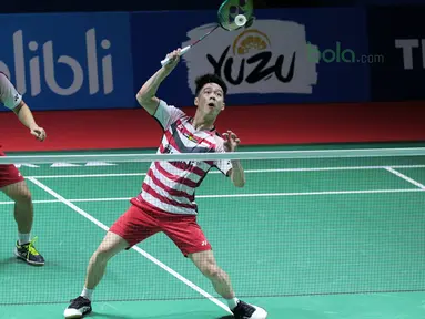 Kevin Sanjaya mengembalikan kok ke arah Hendra Setiawan/Mohammad Ahsan pada babak pertama Indonesia Open 2018 di Istora Senayan, Jakarta, (4/6/2018). Kevin/Marcus menang 21-16 18-21 21-10.  (Bola.com/Nick Hanoatubun)