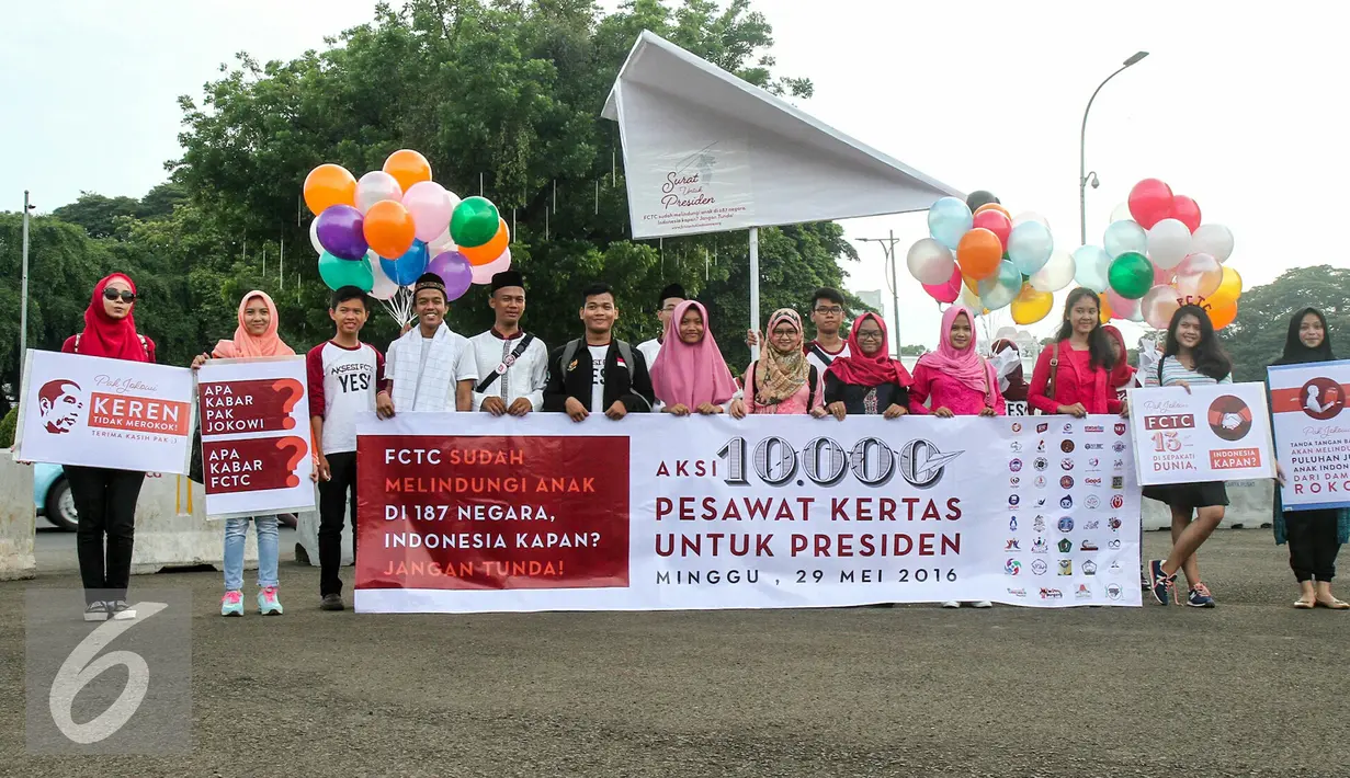 Sejumlah komunitas pemuda dan pemerhati anak kirim surat pesawat kertas untuk Presiden Joko Widodo, Jakarta, Minggu (29/5). Surat tersebut berisi dukungan agar Indonesia segara mengaksesi Kerangka Kerja Pengendalian Tembakau. (Liputan6.com/Yoppy Renato)