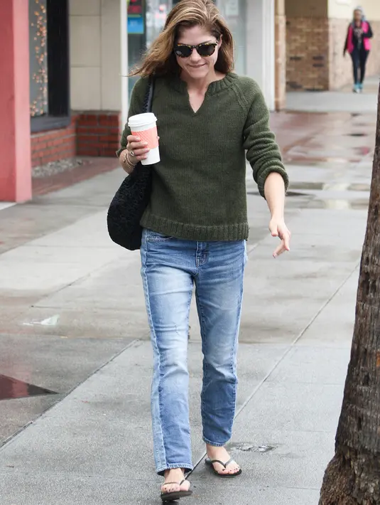 Kopi dan sandal jepit kayaknya menjadi kenyamanan yang hakiki nih untuk Selma Blair. (REX/Shutterstock/HollywoodLife)