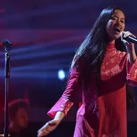 Claudia Emmanuela Santoso yang membawakan lagu 'Never Enough' yang merupakan soundtrack film The Greatest Showman ini mampu membuat keempat coaches berputar dan standing ovation. (Liputan6.com/IG/@audi_emmanuela)