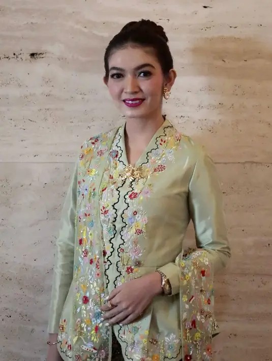 Tampilan anggun yang berbeda ditunjukkan Selvi Ananda saat kenakan kebaya rancangan Mel Ahyar. Lengkap dengan selendang organza yang punya bordir bunga [@mel_ahyar]