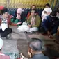 Wali Kota Malang, Sutiaji, duduk di tengah - tengah para gelandangan di kawasan Pasar Besar (Liputan6.com/Zainul Arifin)