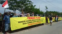 Warga Blora selatan demo di depan CPP Gundih PT Pertamina EP Asset 4 Cepu Field. (Liputan6.com/Ahmad Adirin)