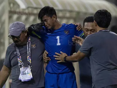 Kiper Timnas Indonesia, Satria Tama, menangis saat pertandingan melawan Vietnam di Stadion MPS, Selangor, Selasa (22/8/2017). Indonesia bermain imbang 0-0 lawan Vietnam. (Bola.com/Vitalis Yogi Trisna)
