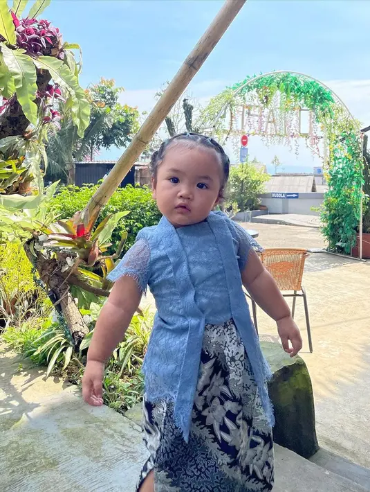 Xareena anak Siti Badriah nggak kalah menggemaskan saat mengenakan kebaya kutubaru warna biru muda yang dipadukan kain batik warna biru senada. [@sitibadriahh]