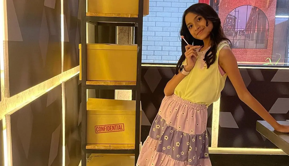 Melalui akun Instagram, remaja yang melejit namanya dengan lagu Tiba-Tiba juga kerap mengunggah berbagai gaya OOTD. Dirinya juga sering terlihat tampil dalam busana colorful. (Liputan6.com/IG/@quinnsalman)