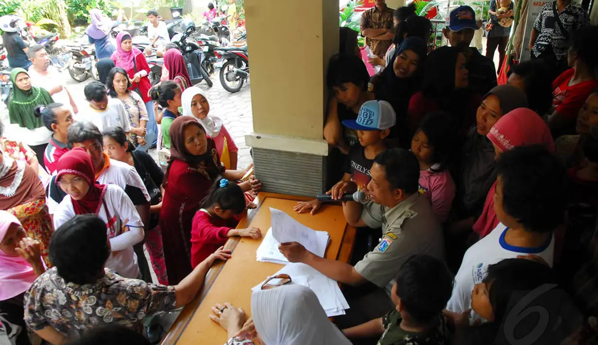 Program Kartu Jakarta Pintar (KJP) yang digulirkan Pemprov DKI mendapat antusiasme tinggi dari warga Kelurahan Lenteng Agung, Jakarta, Rabu (4/6/14). (Liputan6.com/Miftahul Hayat)