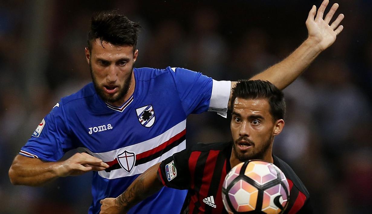 Duel antara pemain AC Milan dan Sampdoria pada lanjutan Serie A di Stadion Luigi Ferraris, Genoa, Sabtu (17/9/2016) dini hari WIB. (AFP/Marco Bertorello)