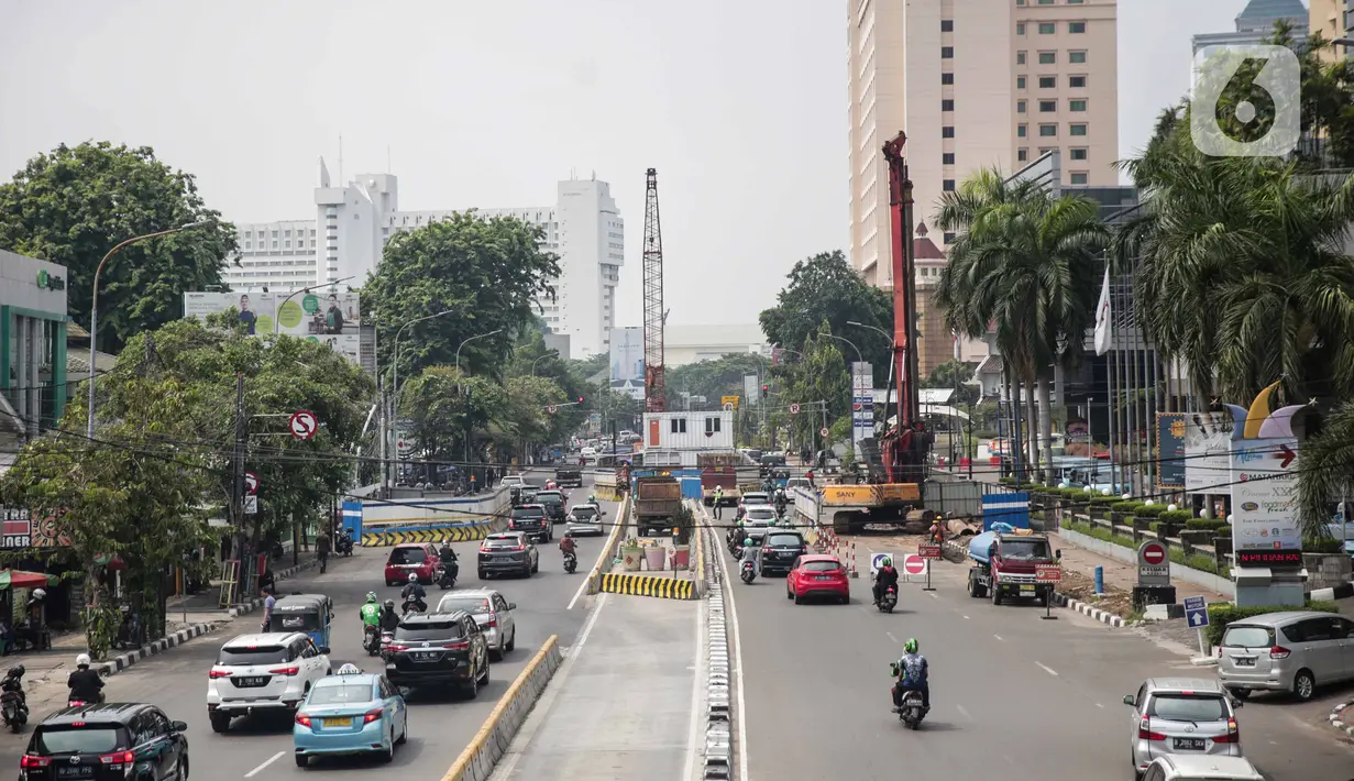 Suasana proyek pembangunan terowongan (underpass) Senen Extension di Pasar Senen, Jakarta, Sabtu (20/12/2019). Underpass yang pembangunan fisiknya ditarget selesai pada 2020 tersebut diharapkan dapat mengurangi kemacetan lalu lintas setempat. (Liputan6.com/Faizal Fanani)
