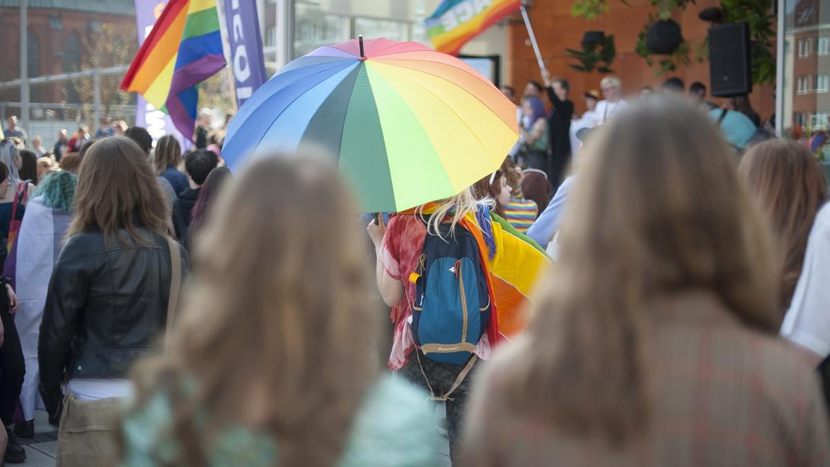Negara Eropa Ramai-Ramai Peringatkan Warga Transgender yang Hendak Bepergian ke Amerika Serikat