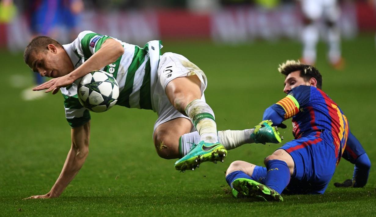 Lionel Messi melanggar bek Celtic, Jozo Simunovic, pada laga kelima Grup C Liga Champions di Celtic Park, Rabu (23/11/2016). (AFP/Paul Ellis)