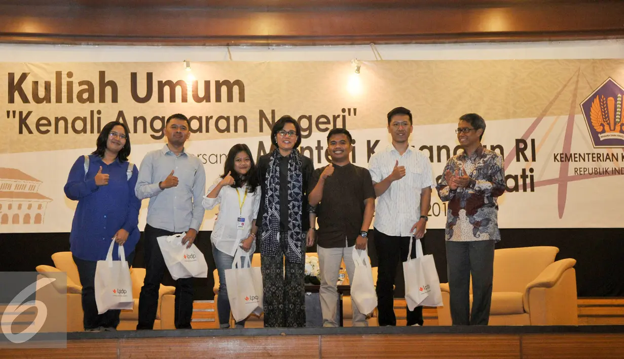 Menteri Keuangan RI, Sri Mulyani Indrawati dan Rektor Unpad, Tri Hanggono Achmad berfoto bersama beberapa peserta usai kuliah umum di Graha Sanusi Unpad, Kota Bandung, Selasa (29/11). (Liputan6.com/Yoppy Renato)