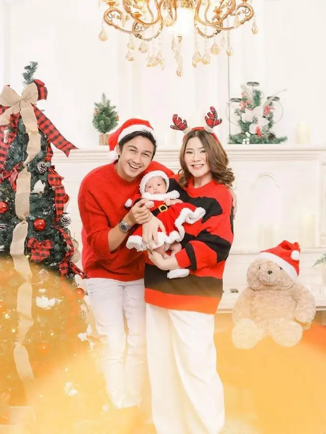 9 Gaya Kompak Keluarga Artis Rayakan Natal, Melaney Ricardo Bertema Pajama