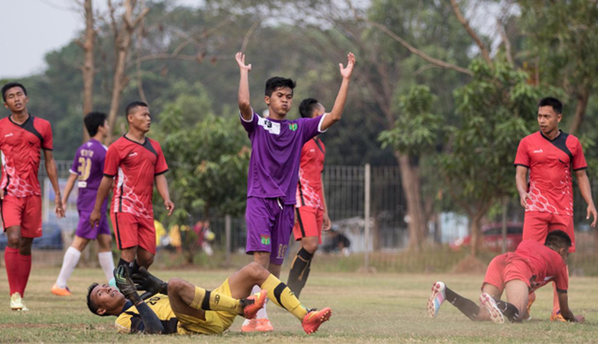 Penyerang Persita Tangerang, Aldi Al Achyai mengangkat tangan akibat gagal mencetak gol saat ujicoba melawan PSAU di Lapangan Sutasoma, Jakarta, Jumat (21/8/2015). Persita mengalahkan PSAU dengan skor 1-0. (Bola.com/Vitalis Yogi Trisna)