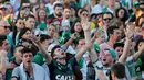 Para fans berkumpul di jalan kota Chapeco, atas tragedi jatuhnya pesawat yang ditumpangi klub sepakbola Chapecoense, Selasa (29/11). Hijau yang menjadi warna seragam klub Chapecoense mendominasi hampir seluruh negara Brasil. (REUTERS/Paulo Whitaker)