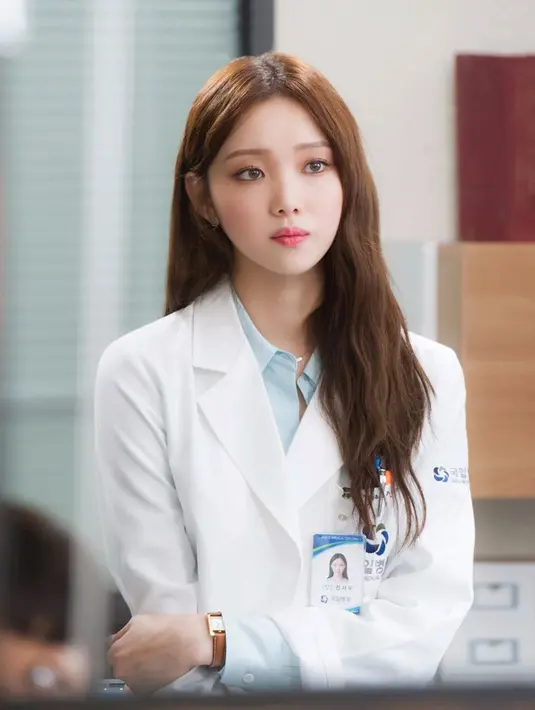 Jika dokternya secantik Lee Sung Kyung mungkin penyakit seorang pasien bisa cepat sembuh ketika dirawatnya. (Foto: koreaboo.com)