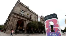 Seorang wanita berjalan melewati jam hitung mundur Piala Dunia 2026 di Guadalajara, Negara Bagian Jalisco, Meksiko pada 10 September 2025. (ULISES RUIZ/AFP)