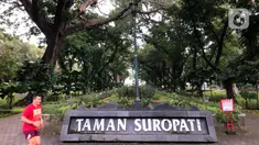 Warga beraktivitas di Taman Suropati, Menteng, Jakarta, Rabu (18/3/2020). Meskipun ditutup untuk umum terkait upaya mencegah penyebaran virus covid 19, namun sebagian masyarakat tetap beraktivitas di sekitar taman tersebut untuk berolahraga atau sekadar berekreasi. (Liputan6.com/Immanuel Antonius)