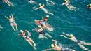 Aksi ratusan peserta menyeberangi Danau Zurich saat berpartisipasi dalam perhelatan tahunan di Swiss, 5 Juli 2017. Dalam ajang tersebut, ribuan orang harus bersaing mengarungi Danau Zurich sejauh 1,5 kilometer. (AFP PHOTO / Michael Buholzer)