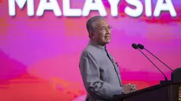 Perdana Menteri Malaysia Mahathir Mohamad berbicara dalam konferensi pers di Putrajaya, Malaysia, (9//5/2019). Seperti dilansir aljazeera.com, mundurnya Mahathir sebagai PM Malaysia akan membuka jalan bagi kemungkinan pembentukan pemerintahan baru. (AP Photo/Vincent Thian)