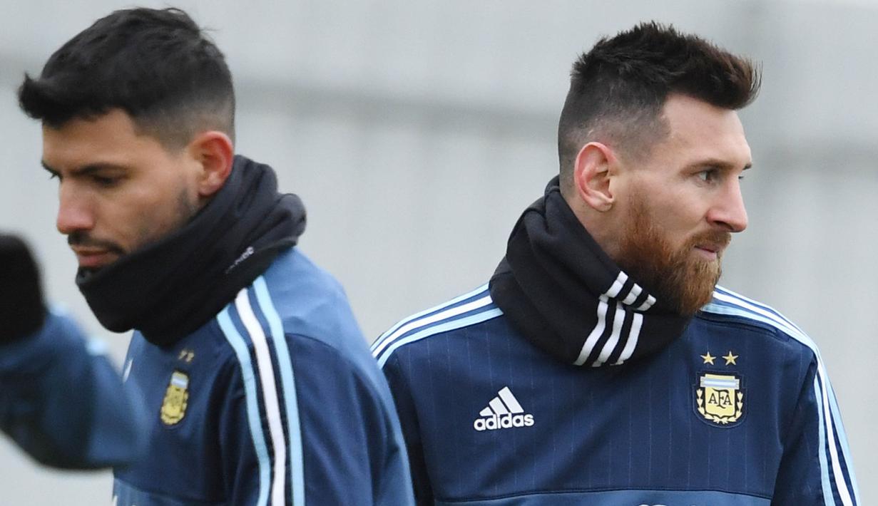 Striker Argentina, Lionel Messi dan Sergio Aguero, saat mengikuti sesi latihan jelang laga persahabatan di Moscow, Rusia, Selasa (7/11/2017). Argentina akan berhadapan dengan Rusia dan Nigeria. (AFP/Kirill Kudryavtsev)