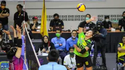 Pemain Jakarta Mandiri Popsivo Polwan, Alviodita Virlyana (kanan) melakukan spike ke arah tim Jakarta Pertamina Fastron saat laga lanjutan PLN Mobile Proliga 2022 di GOR Kawah Candradimuka, Padepokan Voli Jenderal Polisi Kunarto, Bogor, Jumat (14/01/2022). (Bola.com/Bagaskara Lazuardi)