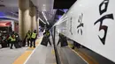 Para pekerja memasukkan paket ke kereta peluru Fuxing di Stasiun Kereta Barat Beijing di Beijing, ibu kota China (1/11/2020). Layanan khusus diluncurkan untuk mengatasi lonjakan pesanan belanja pada momen pesta belanja daring tahunan pada 11 November mendatang. (Xinhua/Zhang Chenlin)