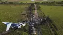 Sisa-sisa pesawat yang terbakar setelah gagal lepas landas dari Bandara Eksekutif Houston terlihat di Brookshire, Texas, Amerika Serikat, Selasa (19/10/2021). Pesawat gagal lepas landas lalu terjatuh dan terbakar. (Godofredo A. Vásquez/Houston Chronicle via AP)